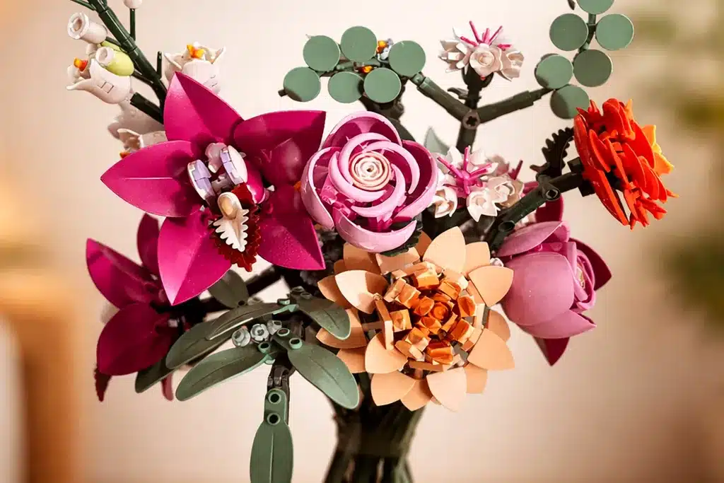 Détail du bouquet LEGO : gros plan sur les fleurs (photo réelle)